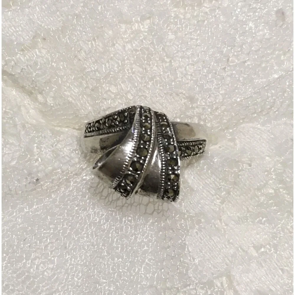 Vintage Sterling Silver Ring Womens Sz 8.25 Ribbon Bow design Marcasite Accents